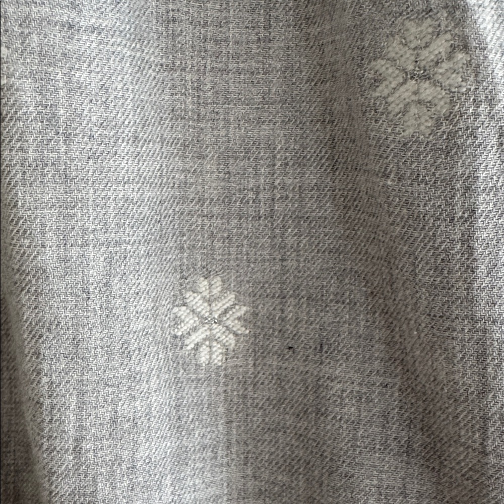 ❄️ Loft light gray/white snowflake print top. Size S. - Picture 9 of 10